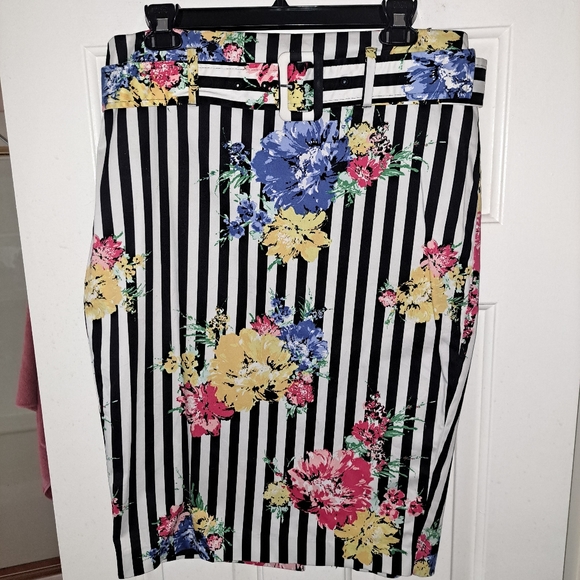 New York and Company Skirt - Picture 3 of 9